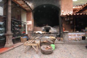 Lò tròn rộng xây bằng đá, đất sét và xi-măng dùng để nướng bánh của người Cusco